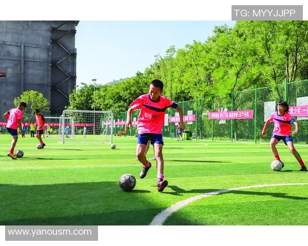 足球球星乘坐豪华游轮畅游海上 展现魅力与风采的精彩瞬间